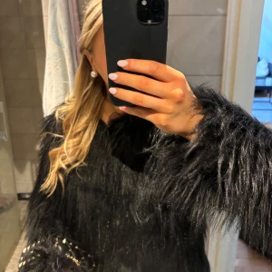 Svart pälsjacka - Superfin pälsjacka säler då den inte kommer till användning💞