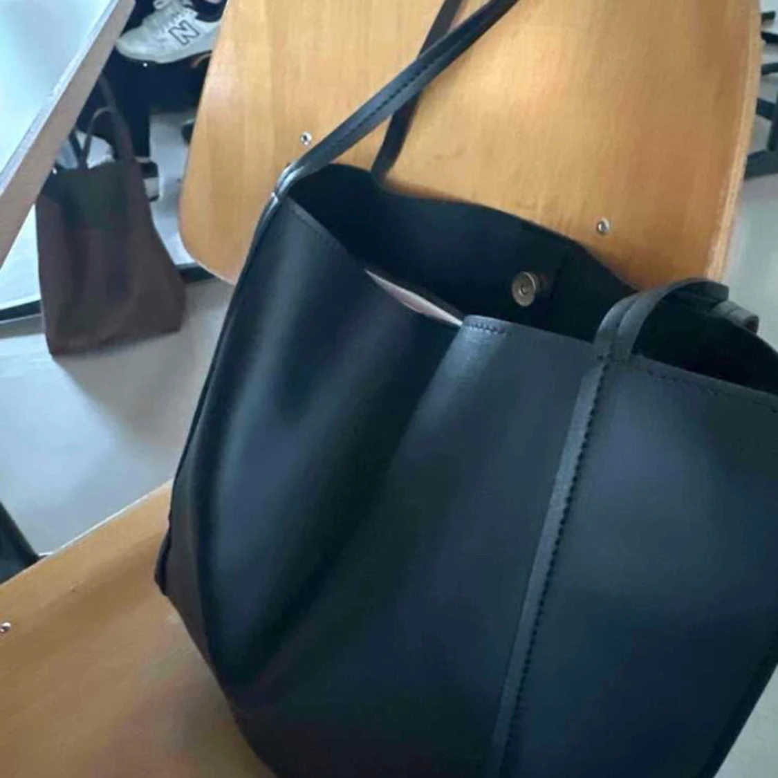 Svart axelväska i skinn - 91
