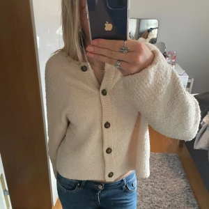 Beige/rosa kofta från Amisu - Mysig beige kofta från Amisu i storlek M.💕💕