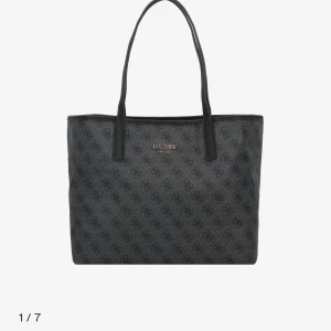 Guess Väska - Säljer min Guess väska då den inte kommer till nån användning. Den är väldigt praktiskt och får plats med mycket. Lite defekt vid banden men syns knappt!   Ny pris : 1595kr💕 Pris kan diskuteras vill sälja så fort som möjligt. 