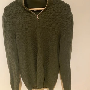 Grön Halvzip stickad tröja  - Säljer en snygg grön stickad tröja från Zara i storlek M. Tröjan är i bra skick 