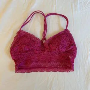 Säljer en superfin rosa spets bralette från Emilia i storlek S (36-38). Den har dubbla axelband och ett vackert blommigt spetsmönster. Perfekt för sommardagar eller som ett snyggt lager under en transparent topp. 💖