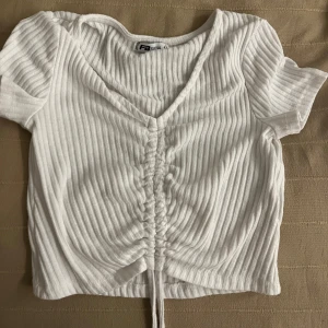 magtröja - Använd BARA en gång, vit magtröja från New yorker för sommaren. Jätte gullig och fin magtröja. storlek S. Köpte för 130 kr säljer för 75 kr