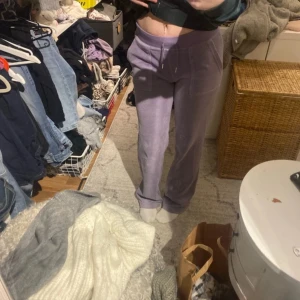 Lila mjukisbyxor från Juicy Couture - Säljer ett par supermysiga lila mjukisbyxor från Juicy Couture i storlek XS men som även passar XXS. Byxorna har en loose passform och är gjorda i mjuk velour med snörning i midjan. Perfekta för en chill dag hemma eller en avslappnad utflykt. De har också en praktisk ficka bak. 