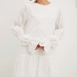 Vit studentklänning  - Säljer denna vita klänning som endast är använd på ett tillfälle. Klänningen är så vacker och i nyskick. Jag köpte klänningen på NAKD för 799kr i storlek 34.