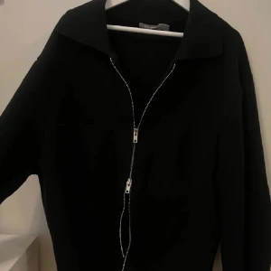 Åhlens zip cardigan - Säljer denna zip cardigan från Åhléns då den inte kommer till mycket användning, bra skick, använd extremt fåtal gånger