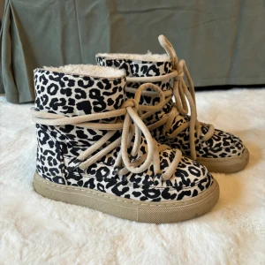 Inuikii boots - Säljer ett par supercoola leopardmönstrade boots från Inuikii i storlek 31. De har en mysig pälsfodring och rejäla snören för en perfekt passform. 🤍🩷nypris: 2595kr