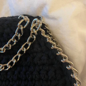 Stella McCartney virkad väska - Silvrig och svart Stella McCartney virkad väska. Är i jättefint skick och aldrig använt❤️OBS! DET LÄGGS TILL LÅNG KEDJA I BESTÄLLNINGEN GRATIS OCH FRIVILLIGT!!