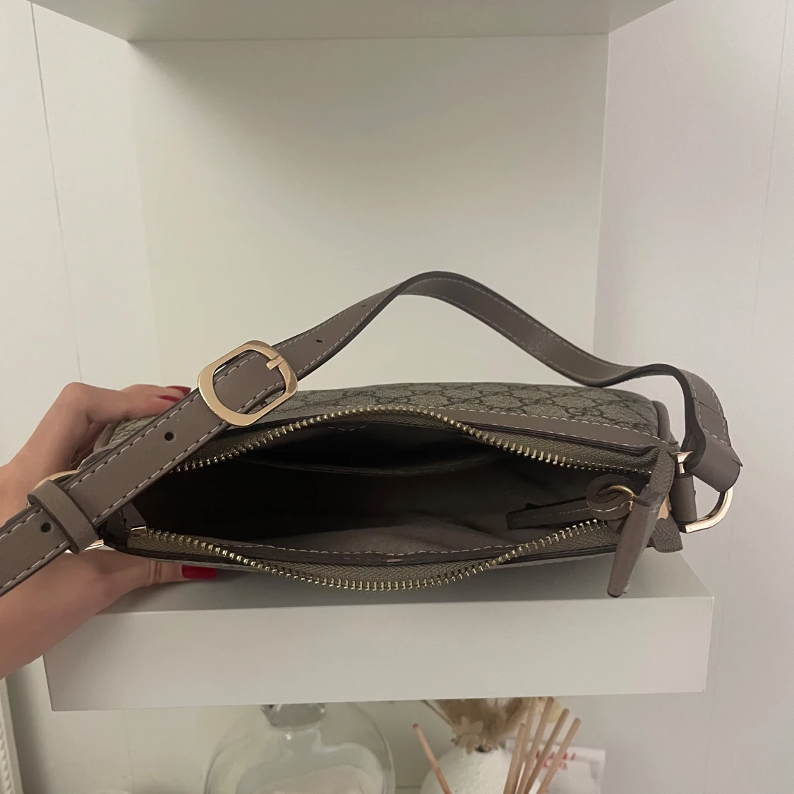 Mönstrad axelväska med dragkedja - 1