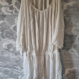 Vit tunika - Vit tunika från lindex. Utan anmärkning. 