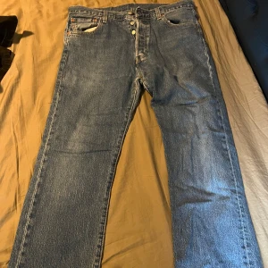Levi’s jeans 501 - 501 levi’s jeans varit använda men är super bra Skick 8/10 Pris går att diskutera