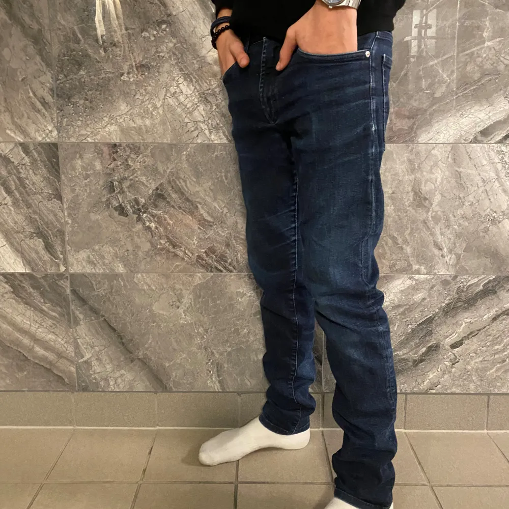 Säljer dessa snygga J.Lindberg jeans till ett mycket billigt pris🤝Storlek 30/32 men passar mer 28/30. Nypris cirka 2000 kr men jag säljer endast för 599kr🆕Hör av er vid frågor eller funderingar🫡💯🤝. Jeans & Byxor.