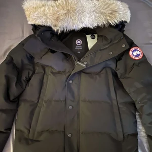 Canada Goose Jacka - Säljer Canada Goose jacka på grund av att den är för stor. Den har inga problem och håller dig jätte varm under vintern