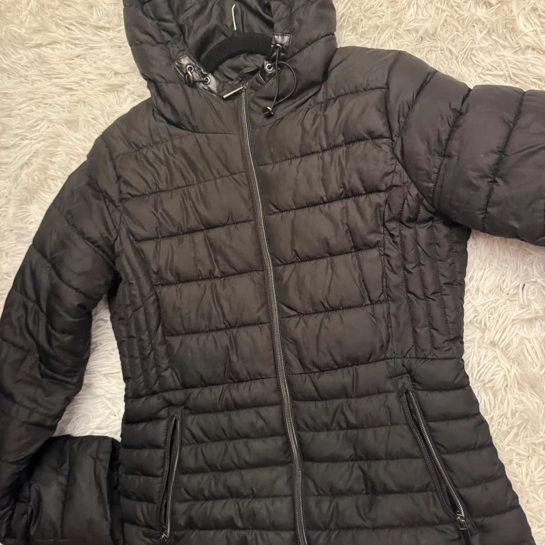 Svart Zara pufferjacka med huva - 90