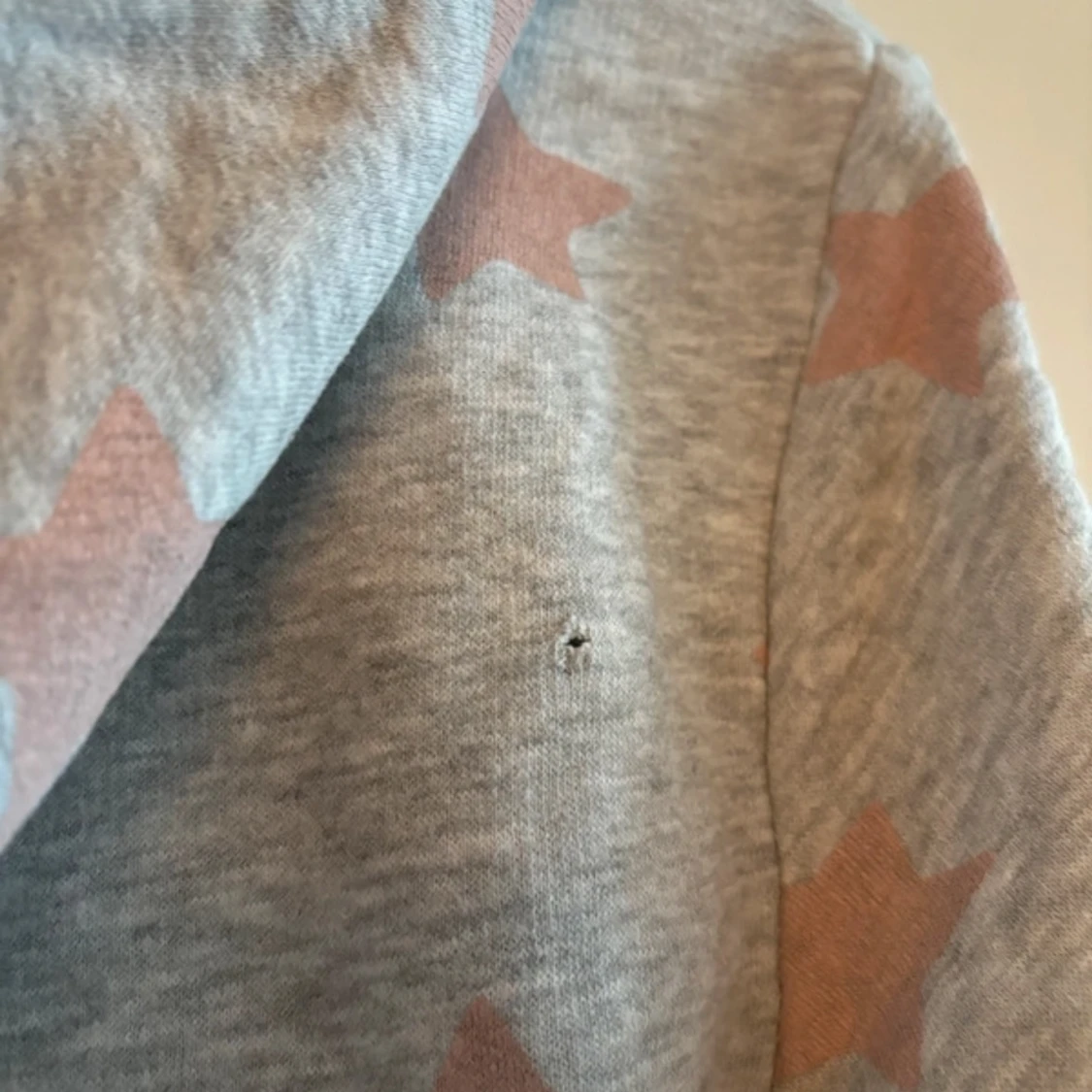 Grå onesie med stjärnor från Lindex - 92