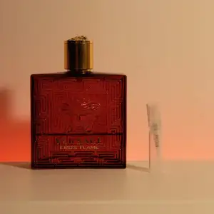 Säljer en 2ml sample av Versace Eros Flame. Läs Plickbeskrivning. Säljer många sampels i olika storlekar, bara att gå in på min sida.