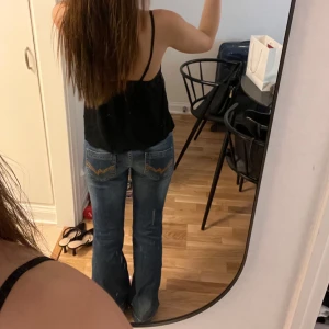 Lågmidjade jeans - Superfina vintage jeans som jag köpt second hand men som tyvärr inte kommer till användning längre🤍 Står inte vilken strl men skulle säga S Sitter lite löst på mig som har 25-26 Är 164 cm