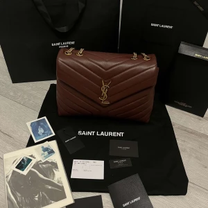 Saint Laurent loulou medium - Nu vill syrran sälja sin Saint Laurent loulou i storlek medium då hon köpt en ny väska. Väskan är i underbar skick & inga tecken på användning🤍 all tillbehör finns nästan kvar & allt på bilden är det som medföljer.  Svarar ej oseriösa bud osv🤍