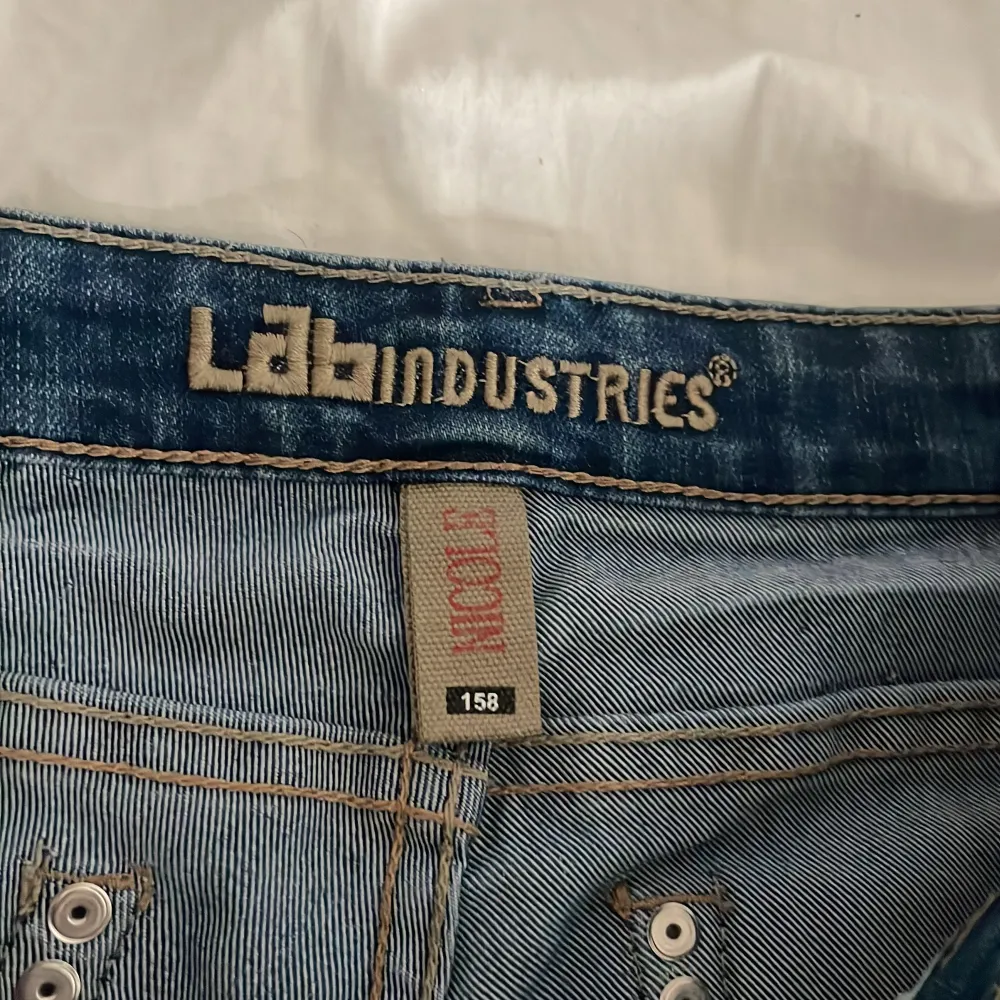 Säljer ett par snygga blå jeans från Lab Industries i storlek 158. De är väldigt stretchiga och jag skulle sägas att jeansen är i storlek Xs-S. . Jeans & Byxor.