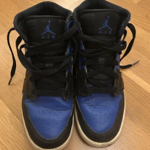 Air jordan 1 mid - Blåa/svarta nike air jordan 1 mid. Använda mycken men fortfarande bra skick!