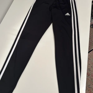 Adidas träningsbyxor - Stl S