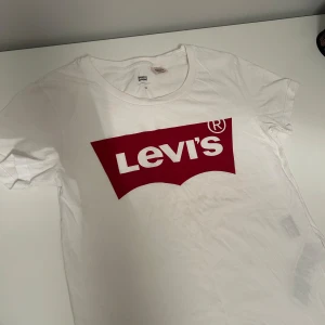 Levi's t-shirt - T-shirten är i bomull och har en normal passform. Storlek XS