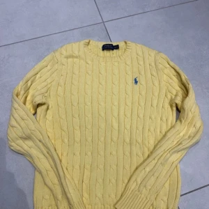 Ralph lauren tröja - En stickad tröja från Ralph lauren som är perfekt till vintern, den är i storleken M.