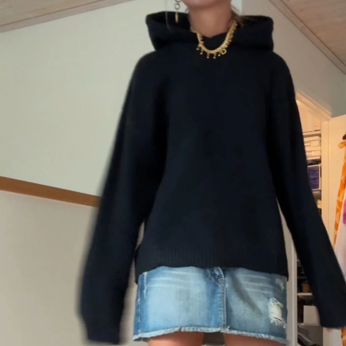 Svart hoodie i stickat material