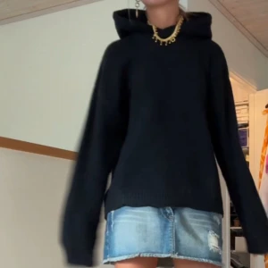 Svart hoodie i stickat material - Säljer en supermysig svart hoodie i stickat material. Perfekt för hösten/vintern. Lite oversized modell men inte allt för. Säljer då den inte kommit till användning endast använd 2 gånger. Passar till allt och super mysig och skönt stickat material. Nypris 499kr!!