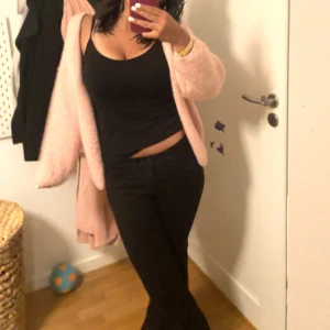 Ljusrosa fluffig kofta - Mysig ljusrosa kofta i fluffigt material, perfekt för att hålla sig varm och stilren. Den har en öppen design utan knappar och är superbekväm att ha på sig. Passar perfekt för både vardag och mysiga hemmakvällar. 🧥💖