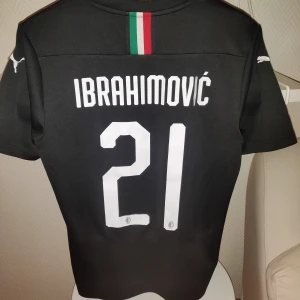 Ibrahimovic matchtröja från ac milan - Ac milan matchtröja ifrån säsongen då Ibrahimovic återvände till Ac Milan Använd 2 gånger som mest Storlek S Vid fler bilder eller frågor så är det bara att skriva. Obs finns ute på fler sidor