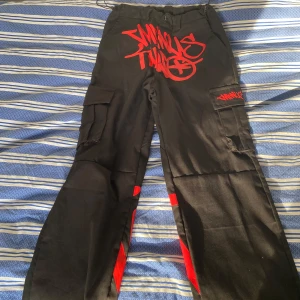 Minus two cargo byxor - Säljer ett par cargobyxor från minus two . Byxorna har flera fickor och en loose passform, perfekt för en avslappnad streetwear-look. De är i bra skick och passar perfekt för höst och vår. Ny pris är ungefär 1500!