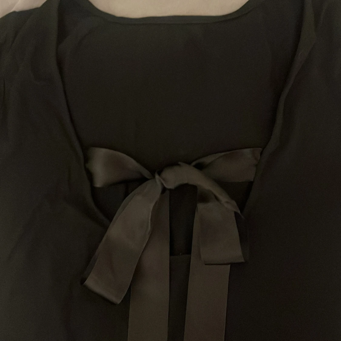 Svart t-shirt med urringad rygg och rosett i siden - 91