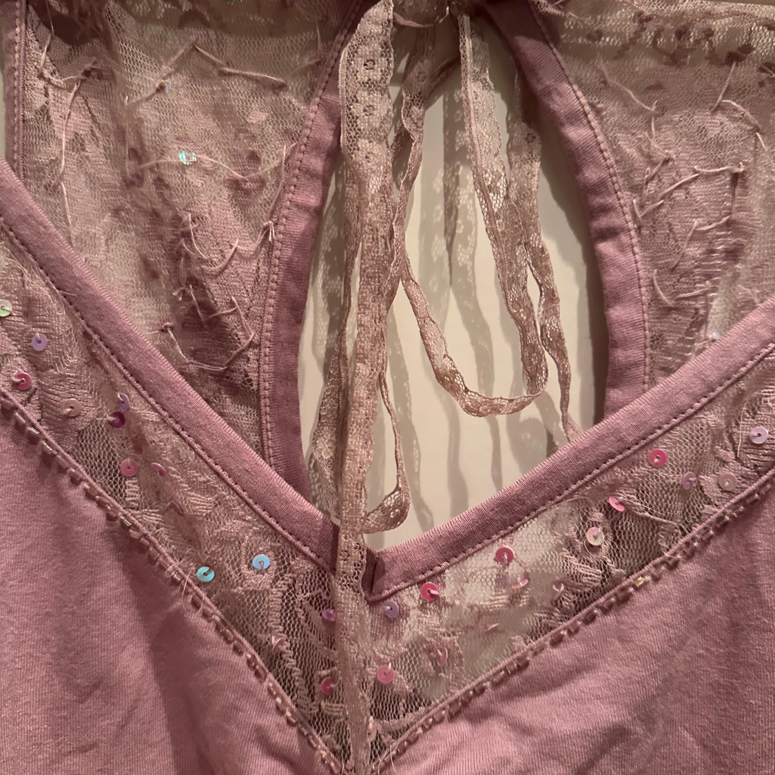 Ljus rosa/lila linne med spetsdetaljer - 91