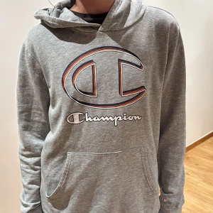 Grå hoodie/ champion - En fin grå hoodie för mer kalla tider. Storlek 13/14 år