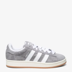 Grå Adidas Campus sneakers - Snygga grå Adidas Campus sneakers i mocka med vita detaljer och snörning. Det är använda men i bra skick, fler bilder kan skickas 