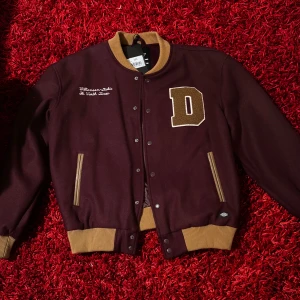 Dickies varsity jacka - Helt nytt skick med lapp på. Aldrig använt den för att den va för stor. Behövs mer bilder så fixar jag det 🤝🤝🤝🤝