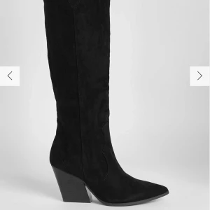 Boots  - Säljer dessa svarta boots ifrån Boohoo. I utmärkt skick.
