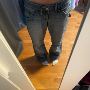 lowwaist baggy jeans - ett par coola lowwaist baggy jeans som är köpta på loppis men som tyvärr inte passar så ja säljer vidare. midjemått: ca 42cm tvärs över, innerbenslängd: ca 80cm. kontakta mig för bilder på o köparen står för frakten 💞💞💞