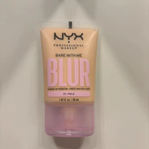 Bare With Me Blur Foundation i nyansen Pale - Säljer en NYX Bare With Me Blur Foundation i nyansen Pale. Denna foundation ger medium täckning med en matt och suddig finish. Perfekt för en naturlig look! Tuben innehåller 30 ml och är lätt att ta med sig.