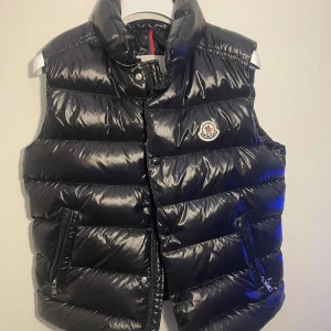 Monclear tib down gilet  - Har väska där man kan förvara västen köpte denna väst inte för så länge sen men då jag nu inte använder den mycket använt Max 20 ggr och är som ny har även bild på order nummer. Helst mötas eller komma och kolla.
