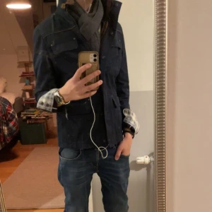 Field jacket - Säljer en snygg mörkblå Massimo dutti field jacket i mycket bra skick. Den har en dragkedja framtill och flera praktiska fickor. Perfekt för höst och vår, med en stilren look som passar både till vardags och lite finare tillfällen. Jackan har långa ärmar och en normal passform. Samt ”skjortärmar”. Tveka inte att kontakta mig vid minsta fundering!