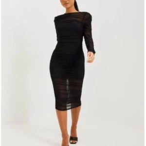 Mesh midi dress - Säljer denna midi klänning i mesh! Endast använd 1 gång och är i nyskick. Sitter väldigt bra på och formar än jättefint!!! perfekt till nyår🫶🏽 St:L 