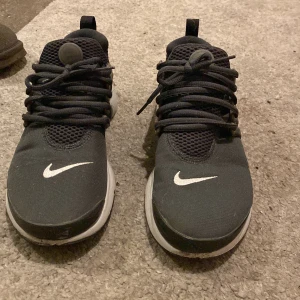 Nike skor - Säljer dessa nike skor i storlek 38,5