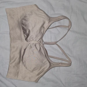 Sportbh - Sportbh i storlek L. Använd i 3dygn efter förlossningen för att stoppa mjölkproduktion 😊🩷 nyskick! Tvättad en gång.