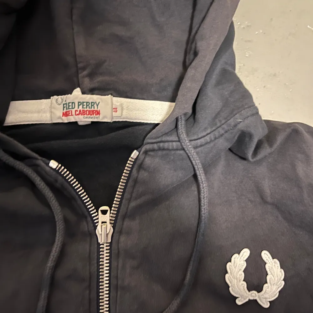 Fred perry zip-hoodie, i collab med nigel cabourn.  Storlek 44, passar som en M-L  Bra skick, aningen urtvättad. Bra kvalité, tjockt tyg och snygga detaljer.. Hoodies.