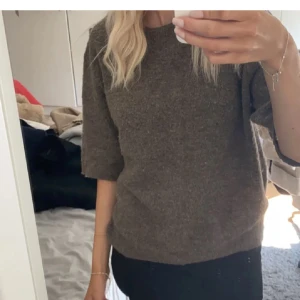 Stickad T-shirt  - Brun fin stickad t shirt, köpt här på Plick. Lånade bilder🥰