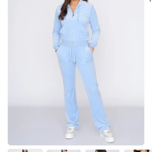 Juicy couture  - Säljer mitt ljusblåa juicy set, då jag inte använder det. Det är knappt använt bara fåtal gånger och har inga märken/skador. Både tröjan och byxorna är mjuka fortfarande. Tröjan är i M och byxorna i S  Köpt i somras för 2500kr.