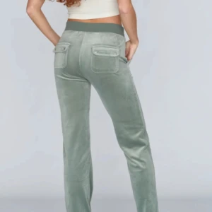 Gröna mjukisbyxor  - Superbekväma gröna mjukisbyxor i sammet med hög midja och fickor bak. Perfekta för en avslappnad dag hemma eller en chill dag ute. De har en loose passform som gör dem extra mysiga. Ett måste för alla som älskar komfort och stil!