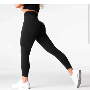 Nvgtn - Helt nya Black Digital Seamless Leggings från nvgtn.  Nypris 600, mitt pris 400 kr🌟  44% Nylon 48% Polyester 8% Spandex